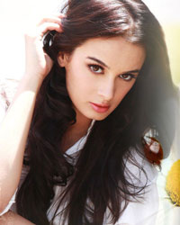 Evelyn Sharma